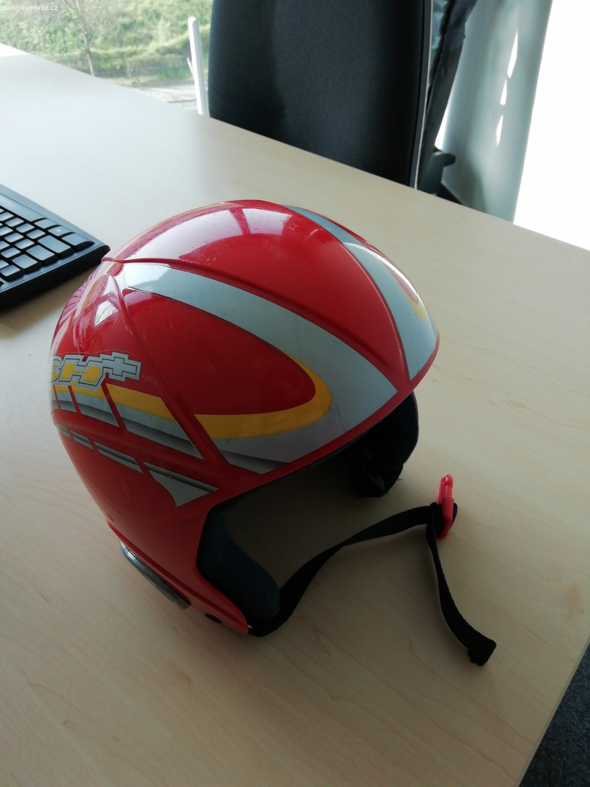 Dětská helma sh+, vel. 55-56. Daruji za odvoz dětskou lyžařskou helmu, lehce odřená, chybí jedna chránička na ucho.