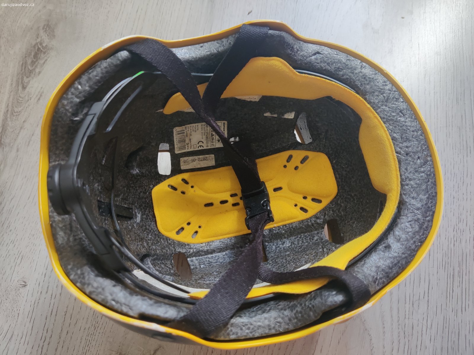 Dětská helma. Daruju za odvoz: BTWIN Helma na brusle / skateboard / koloběžku / kolo. Velikost: XS (47-52cm)
Pro dítě ve věku 2-5 let
Poškrábaná používáním, ale plně funkční