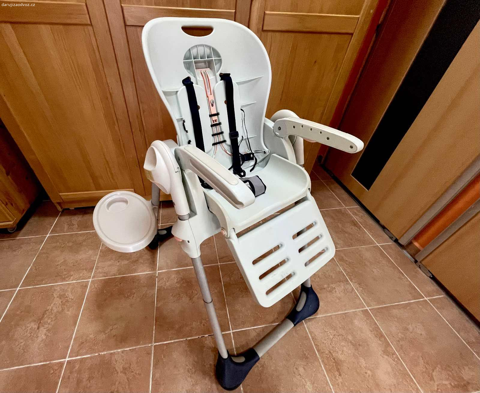 Dětská jídelní židlička Chicco. Daruji dětskou jídelní židličku Chicco ve výborném stavu, stačí dokoupit potah. Nikam neposílám, pouze osobní odběr v Modleticích Praha-východ