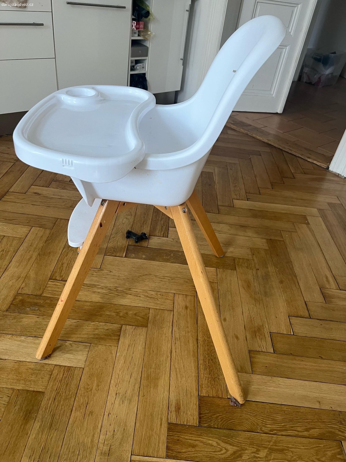 detska jidelni zidlicka. daruji jidelni zidlicku pro deti, Praha 7 a okoli.