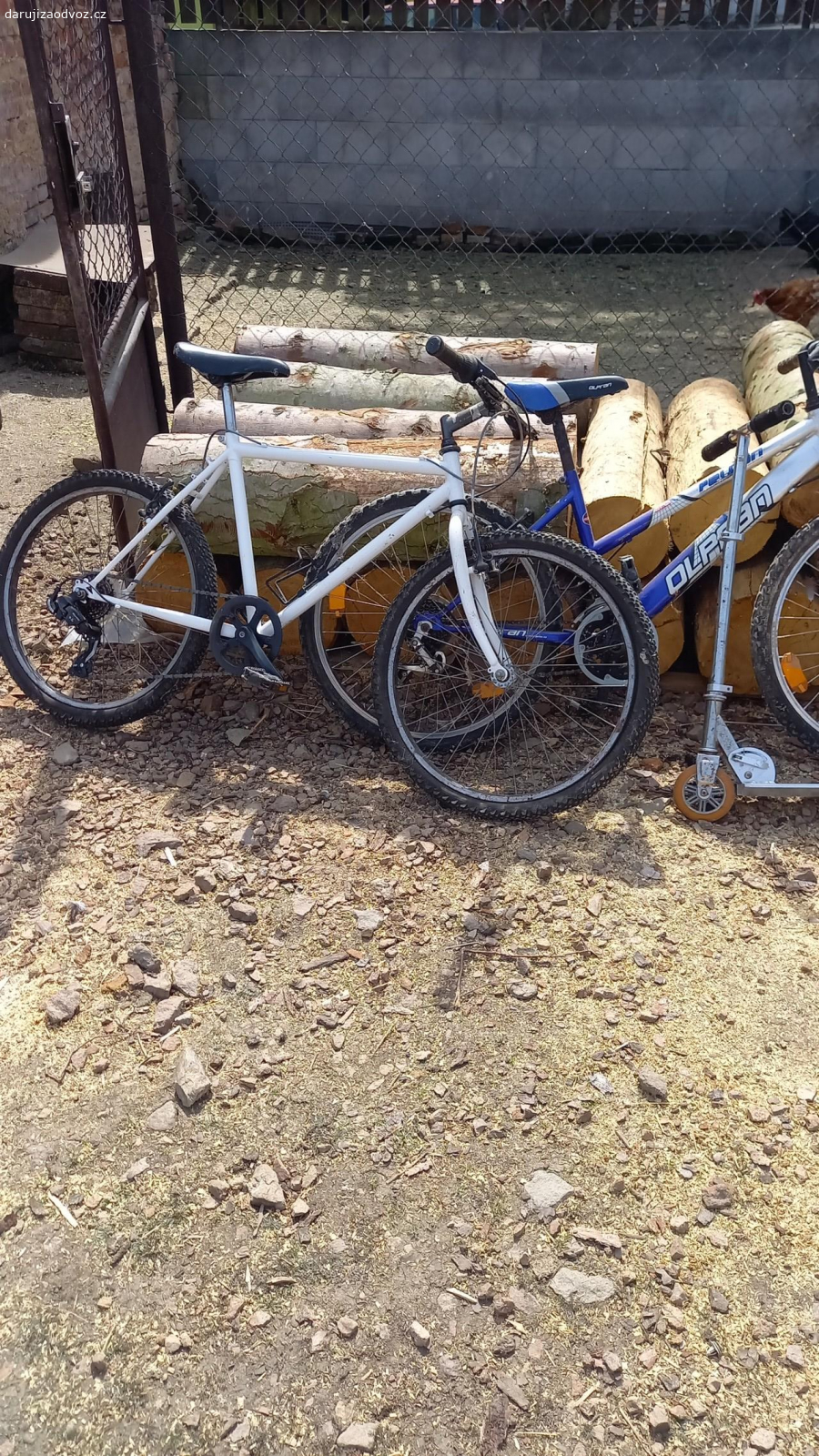 dětská kola a koloběžka. 2x tříčtvrteční dětské kolo a koloběžka, po menší  opravě pojízdné.