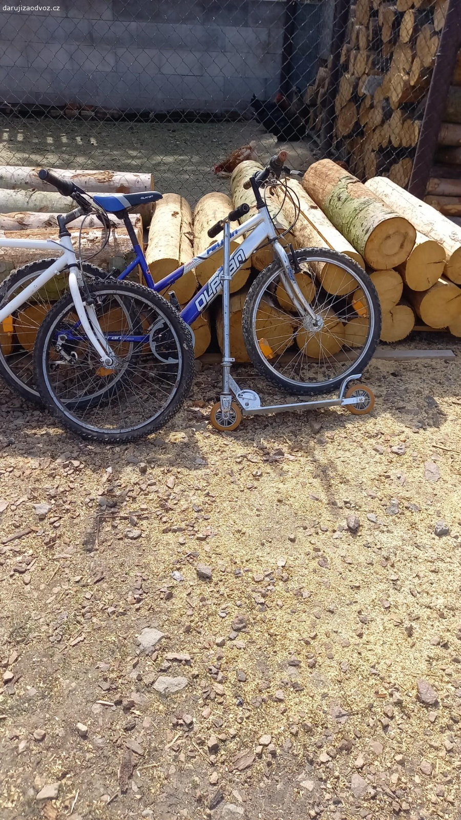 dětská kola a koloběžka. 2x tříčtvrteční dětské kolo a koloběžka, po menší  opravě pojízdné.