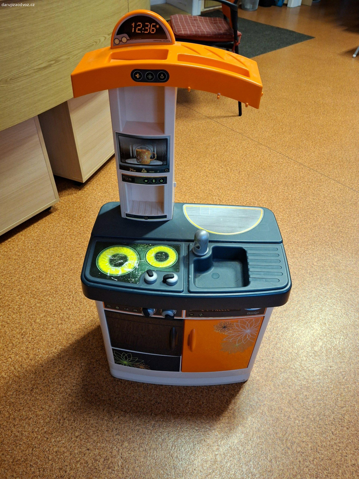 Dětská kuchyňka. Daruji dětskou kuchyňku z plastu.Použitá, ale v dobrém stavu.