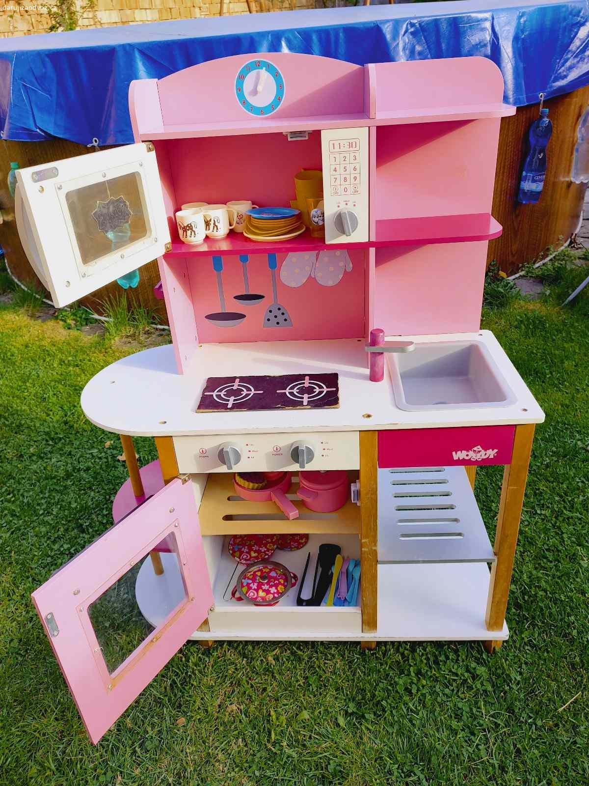 Dětská kuchyňka. Daruji dřevěnou dětskou kuchyňku i s nádobím.