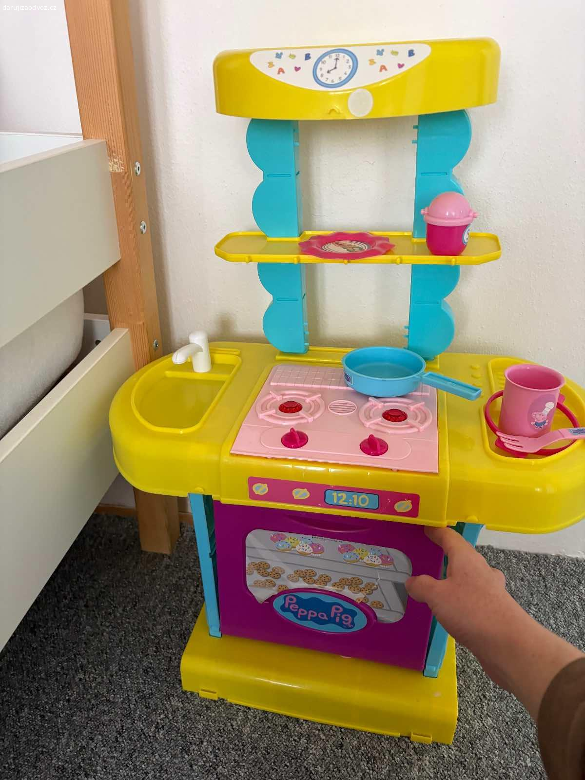 Dětská kuchyňka. Motiv Peppa pig, chatrná, drží, ale musí se s ní opatrně. Převzetí Hrubá Vrbka.