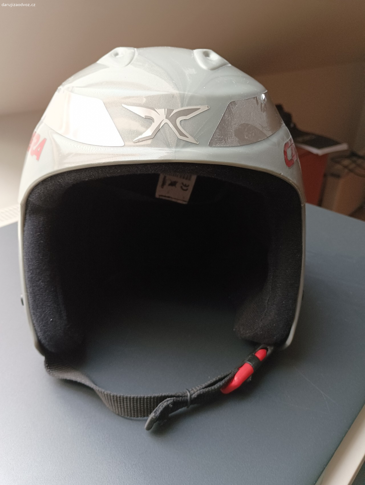 dětská lyžařská helma. starší, ale plně funkční čistá helma na hory. na obvod hlavy 59cm
předat možno i v Kladně, nebo Praha 1
