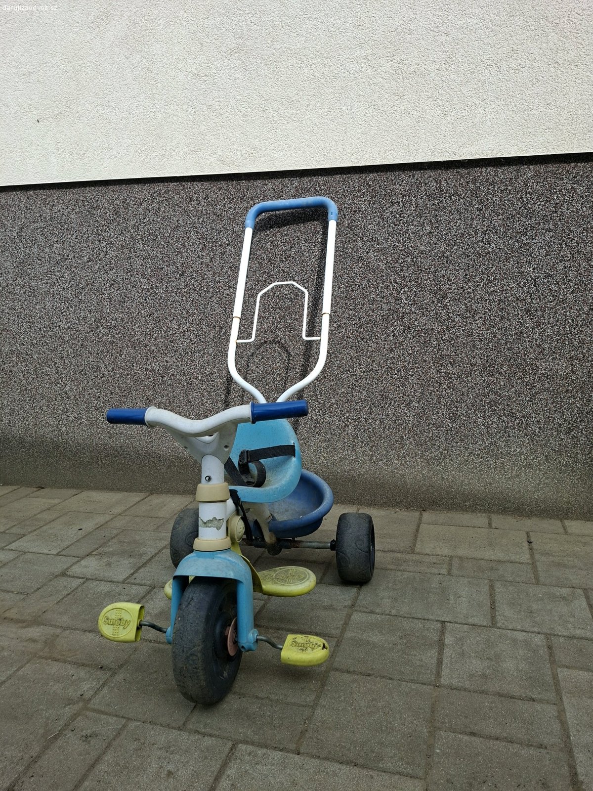 Dětská motorka s rukojetí. Starší, rachoty, ale treba někomu udělá radost.
