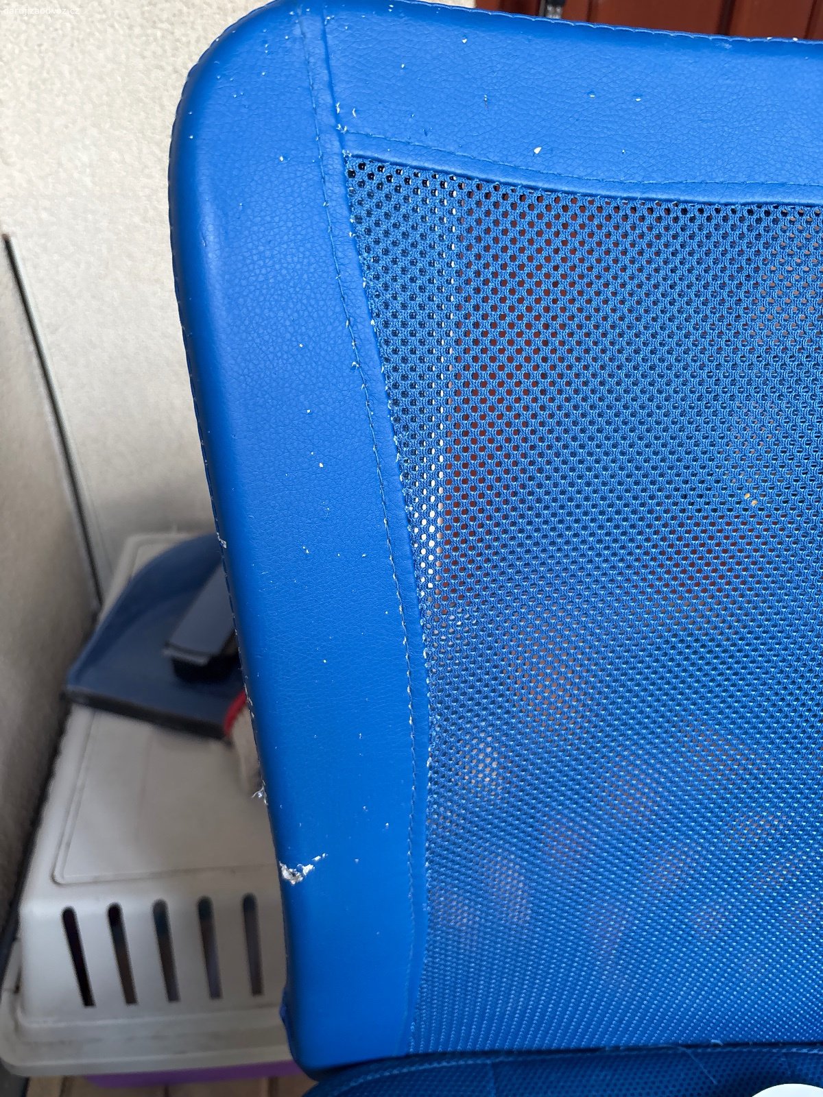 Dětská otočná zidle. Modrá, funkční, nese známky opotřebení 

K tomu nástěnné hodiny IKEA - nutno dodat baterie