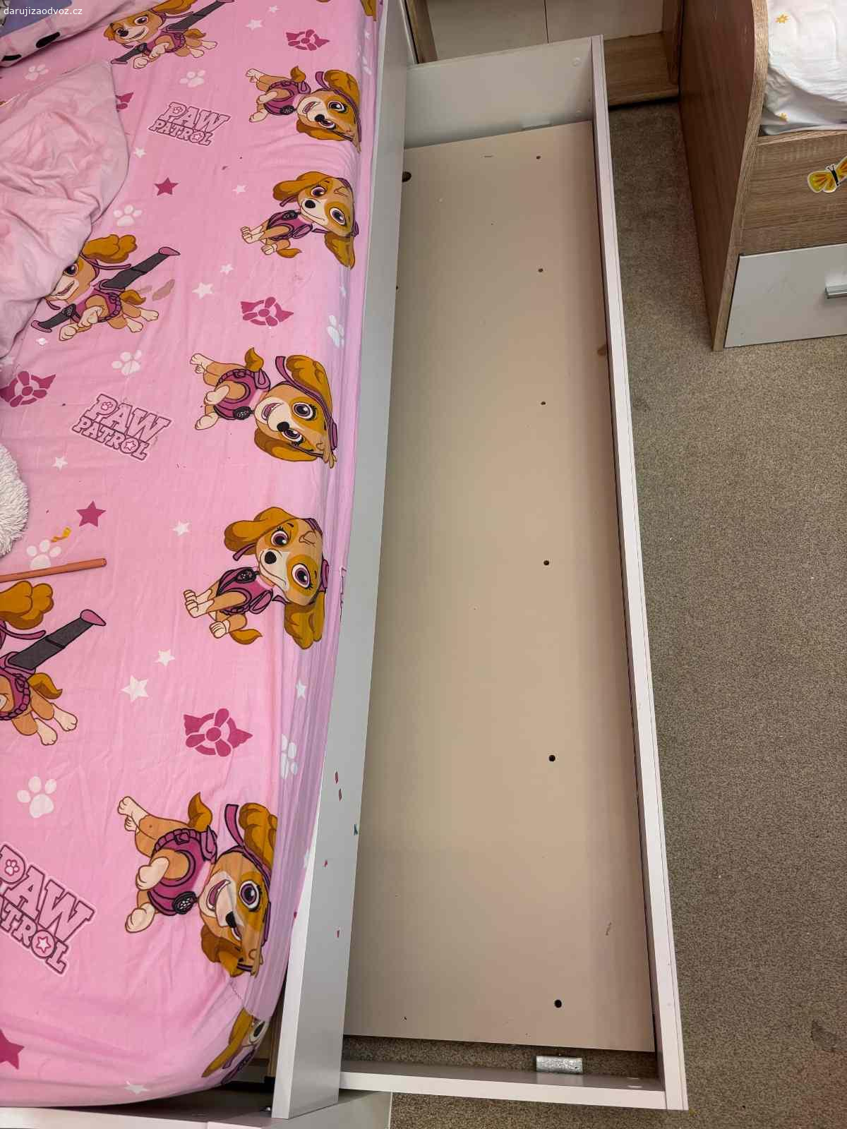 Dětská postel (211x96 cm) bez roštu a bez matrace. Nabízím dětskou postel bez roštu a bez matrace.
Postel má výsuvný úložný prostor, viz. foto.

Rozměry postele: 211 × 96 cm

Stabilní konstrukce, použitá ale plně funkční
Vhodná do dětského pokoje
Odvoz ideálně co nejdříve