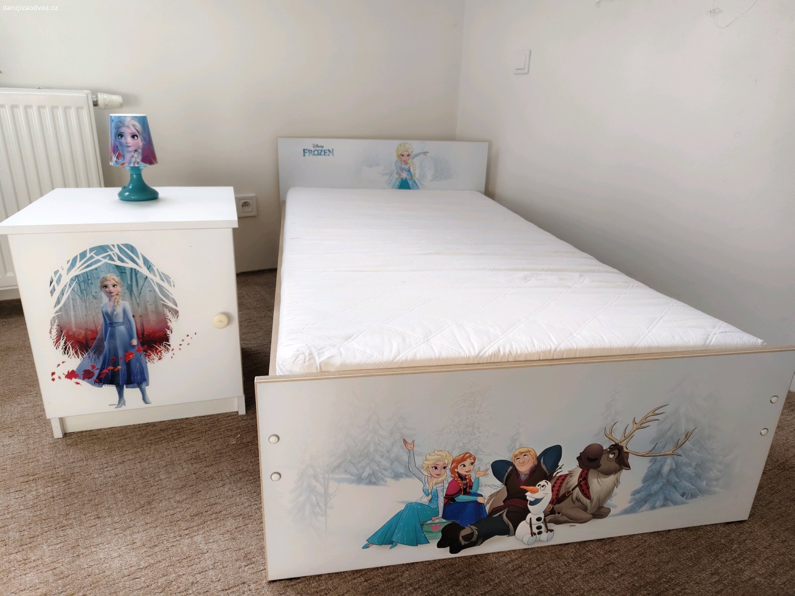 Dětská postel Frozen. dětskoá postel s motivem Disney Frozen (Ledové království) včetně matrace, úložného šuplíku, nočního stolku a lampičky ve stejném designu.
Součástí prodeje:
•dětská postel Frozen,
•matrace,
•výsuvný úložný šuplík pod postelí,
•noční stolek,
•lampička Frozen.
Nábytek je zachovalý, čistý a plně funkční. Běžné známky používání odpovídající stáří. Vhodné do dětského pokoje pro malou princeznu.
Rozměr postele: 162 × 87 cm