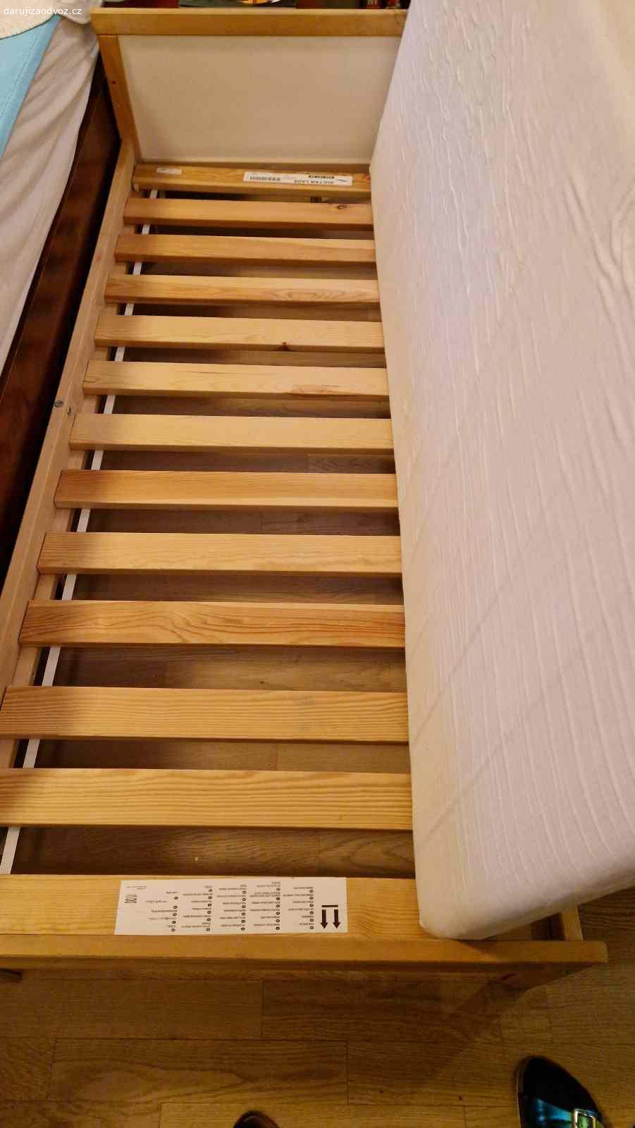 Dětská postel Ikea 160x70 cm včetně matrace. Zachovalá postýlka s jednoduchou matrací, s roštem, model SULTAN LADE včetně boční zábrany proti spadnutí. Zachovalá, běžné známky opotřebení. Praha 1 Satré Měso Na Františku - dá se parkovat před domem.