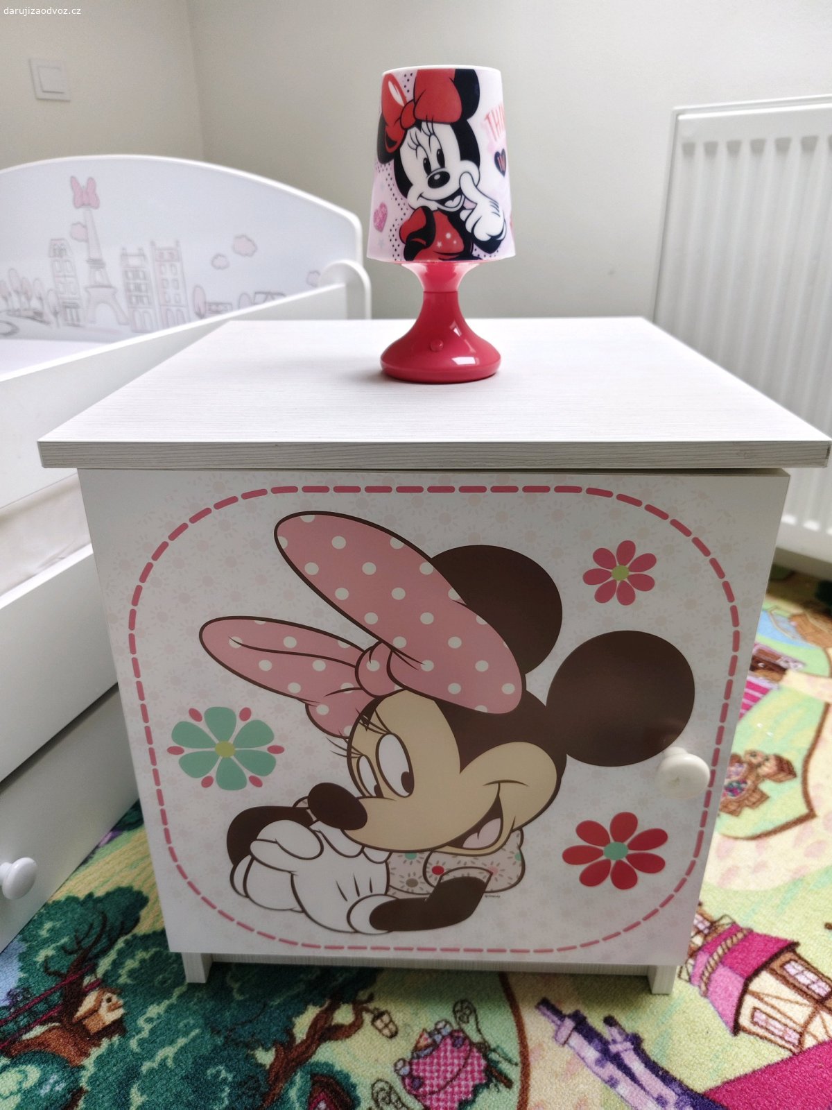 Dětská postel Minnie Mouse. Dětská postel s motivem Minnie Mouse včetně matrace, nočního stolku a lampičky ve stejném designu.
Rozměry postele: 162 × 87 cm
Součástí prodeje:
•postel s bočnicí proti pádu,
•matrace,
•výsuvný úložný šuplík pod postelí,
•noční stolek,
•lampička Minnie Mouse.
Nábytek je zachovalý, čistý a plně funkční. Běžné známky používání odpovídající stáří. Vhodné pro holčičku do dětského pokoje.