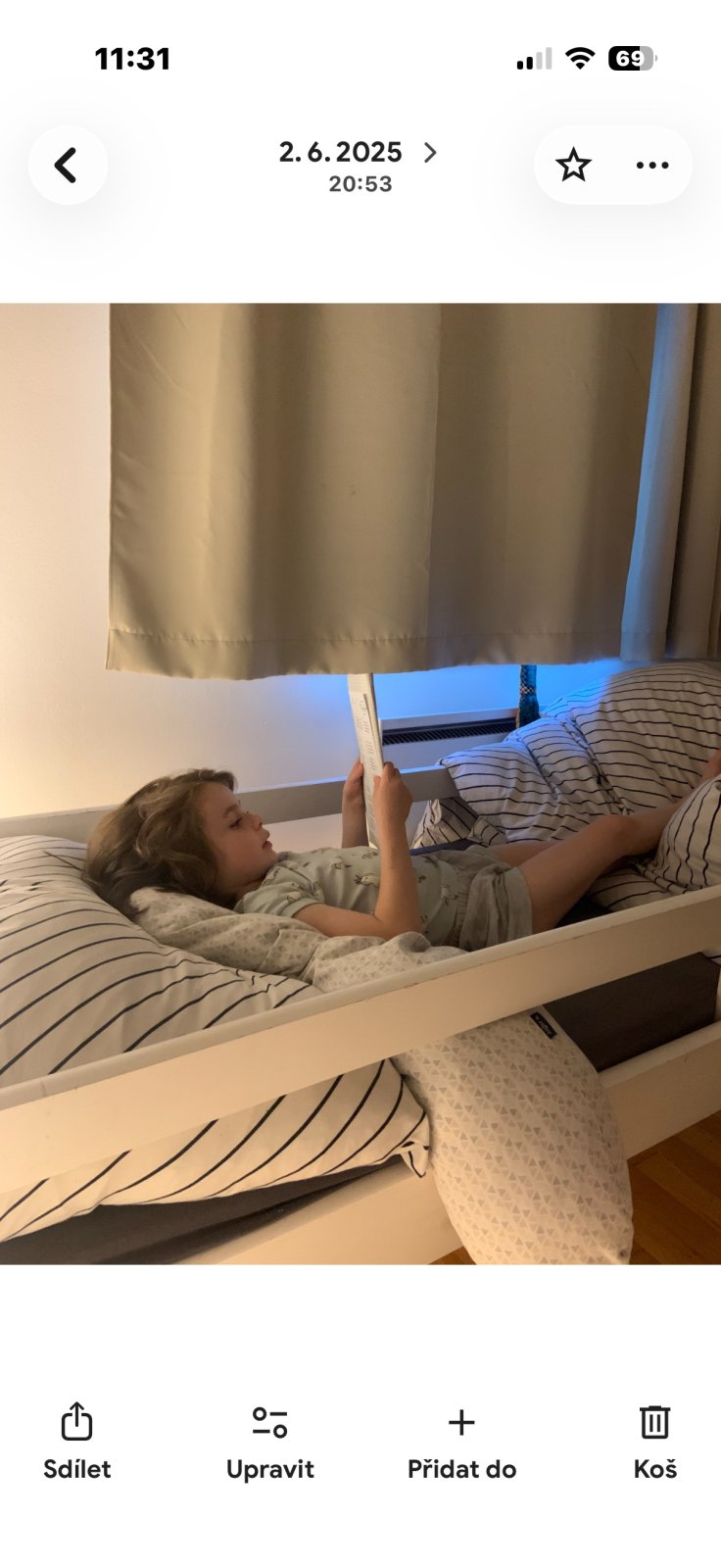 dětská postel s matrací. dřevěná postel se zabranou - ikea singlar bílá
bude potřeba přetřít - časem ztmavly suky a na čele jsou oděrky  viz.foto