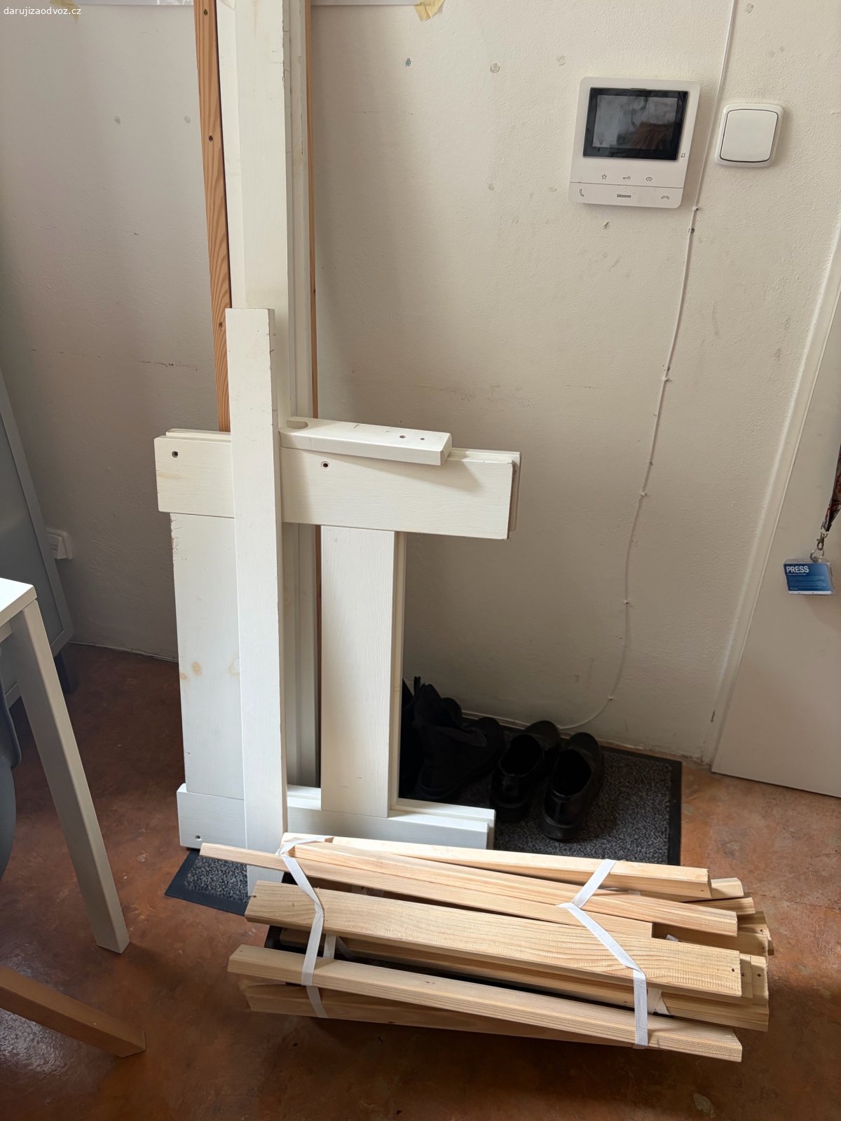 dětská postel s matrací. dřevěná postel se zabranou - ikea singlar bílá
bude potřeba přetřít - časem ztmavly suky a na čele jsou oděrky  viz.foto