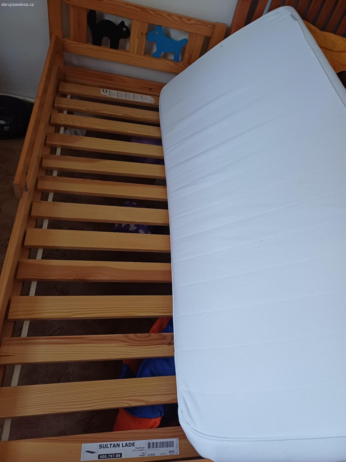 Dětská postel. Darují dětskou postel s roštem a matrací rozměr je 150×70