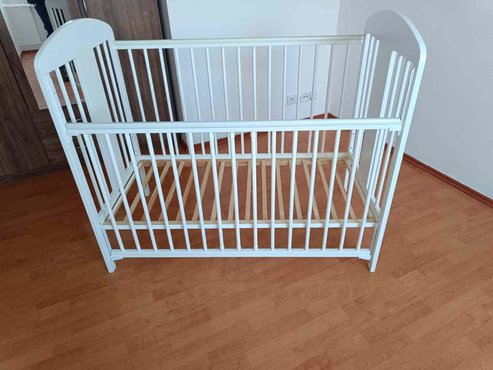 Dětská postýlka. Kvalitní, v dobrém stavu, polohovatelná výška roštu, posuvná bočnice, možnost vyndání tří šprušlí pro starší děti. 

Postýlka je složená, ale lze rozložit na místě (cca 5-10 minut podle šikovnosti).