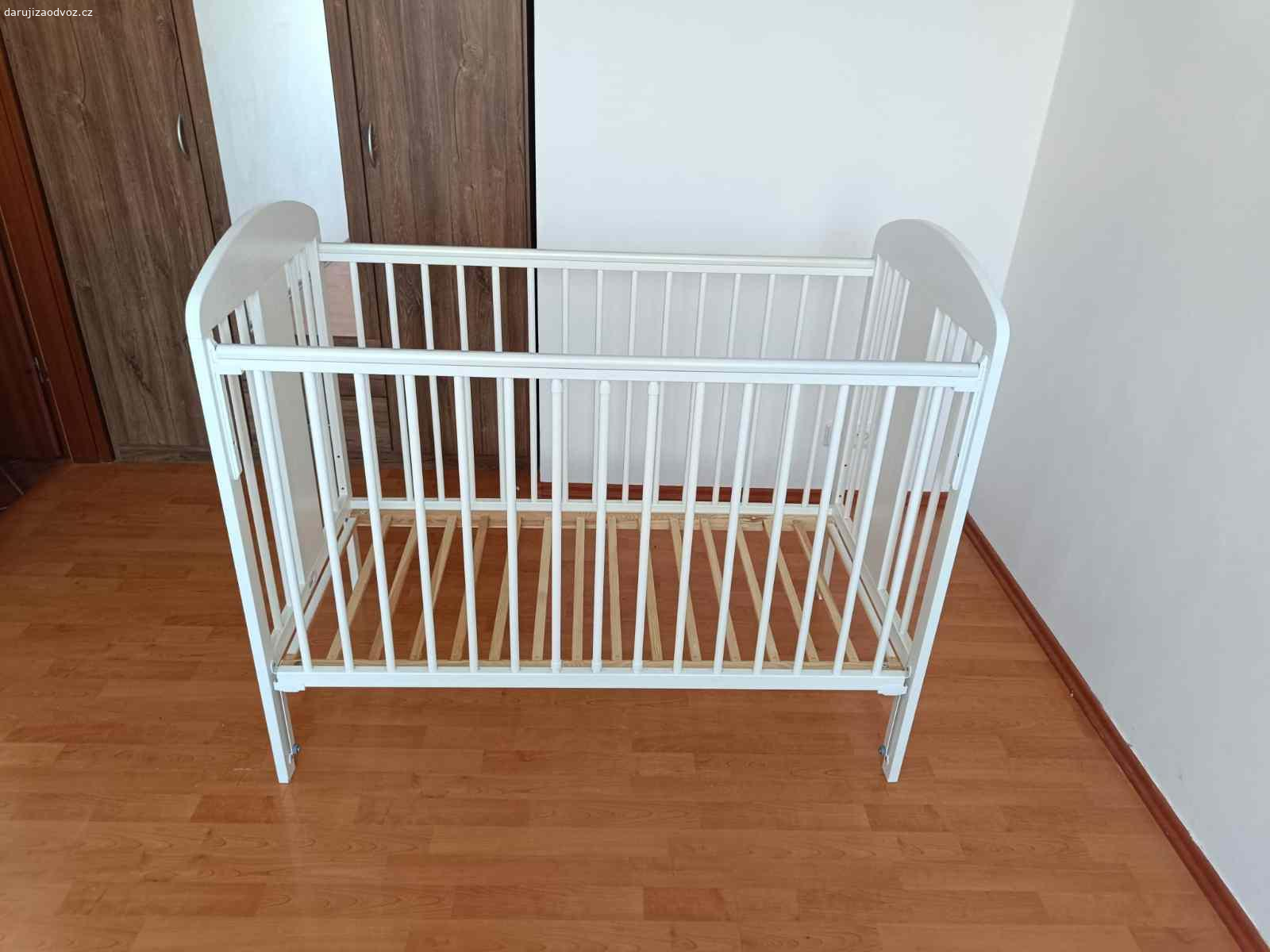 Dětská postýlka. Kvalitní, v dobrém stavu, polohovatelná výška roštu, posuvná bočnice, možnost vyndání tří šprušlí pro starší děti. 

Postýlka je složená, ale lze rozložit na místě (cca 5-10 minut podle šikovnosti).