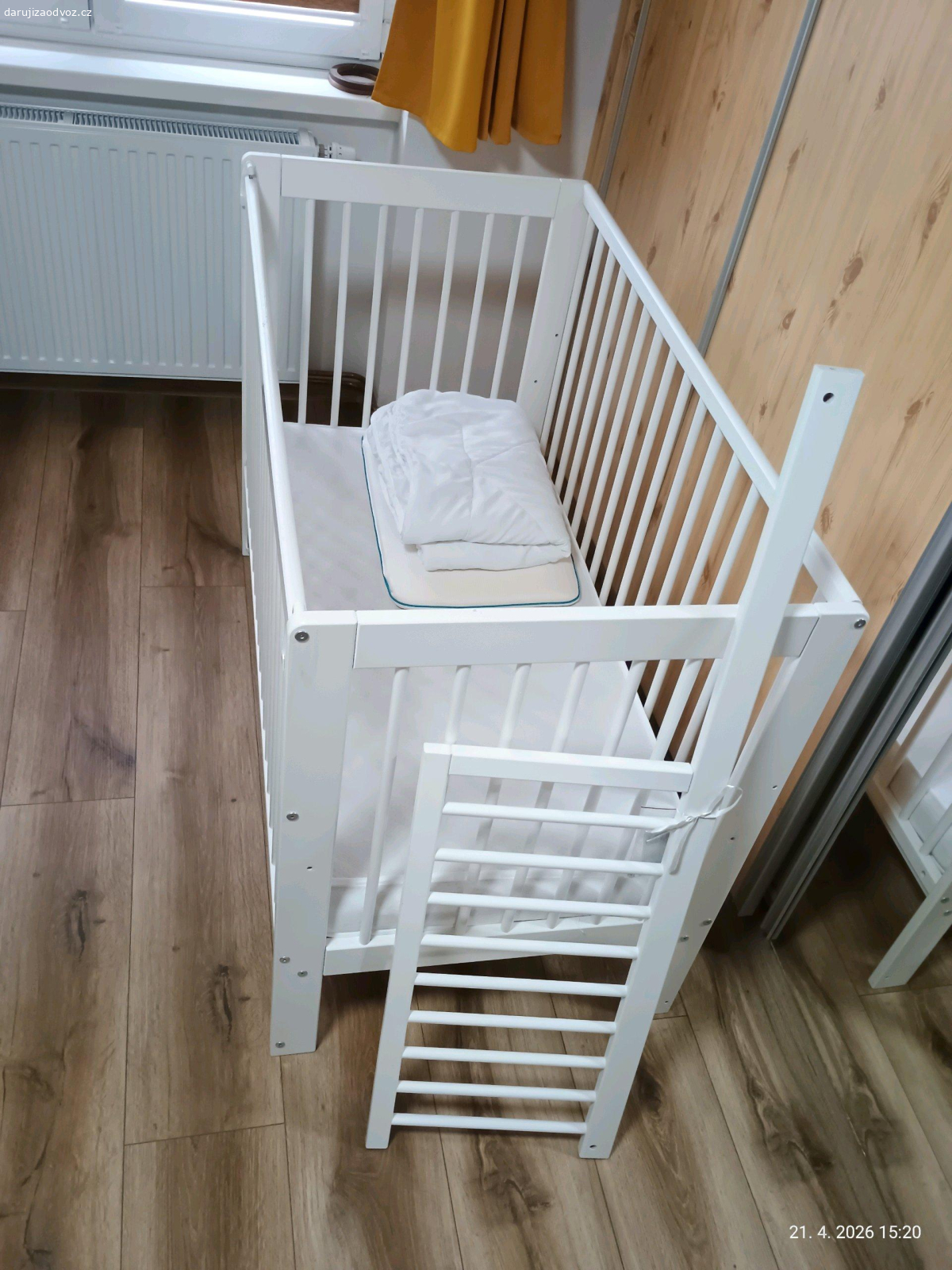 Dětská postýlka. Daruji za odvoz dětskou postýlku. 2. polohy, kolečka, snížené a výměnné čelo. Mohu přidat perníku a polštář. Můžu rozložit pro odvoz.