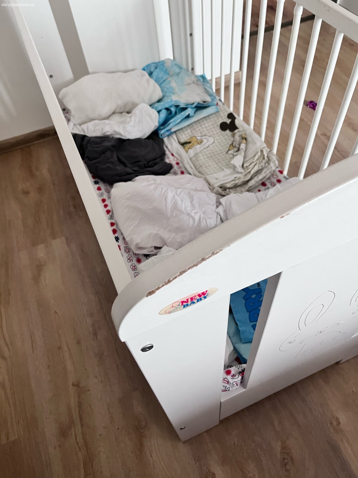 Dětská postýlka. za odvoz, bytelná postylka, odřená.. stačí natřít. matrace, povlečení, prosteradla..