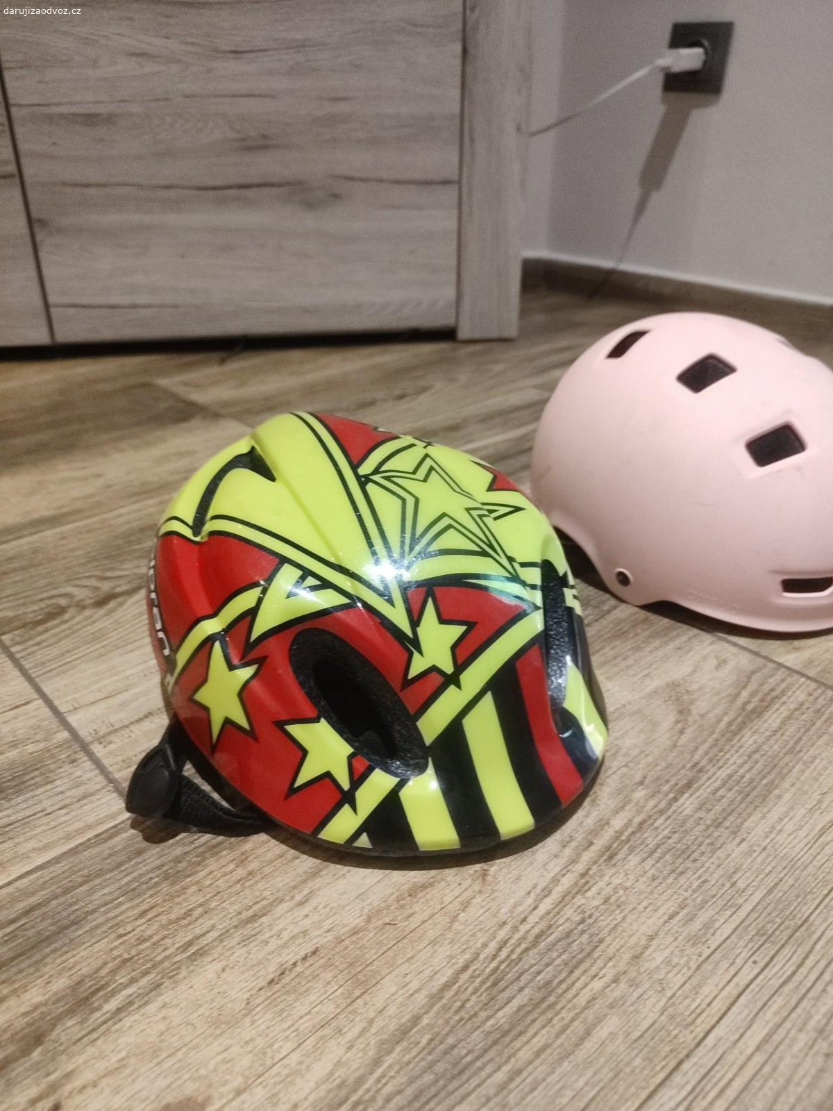 Dětská přilba na kolo 52-55cm. Daruji dětské přilby na kolo. 52-55 cm (cca 5-8 let)