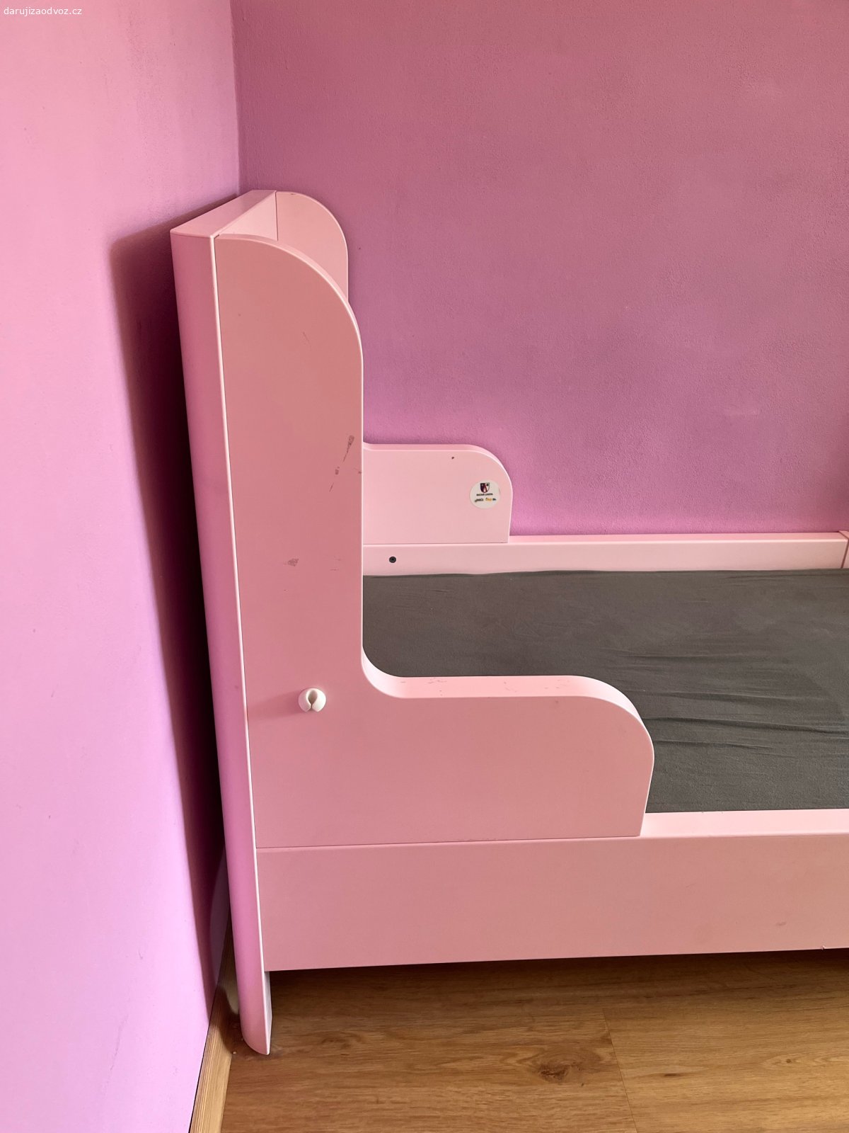 Dětská rostoucí postel. Kupovano v Ikea v r.2019,růžová,rozměr 90x206,matrace 80x200. Výška čela 101cm u hlavy a 61cm u noh. Vč.lamel a matrace. Za odvoz.