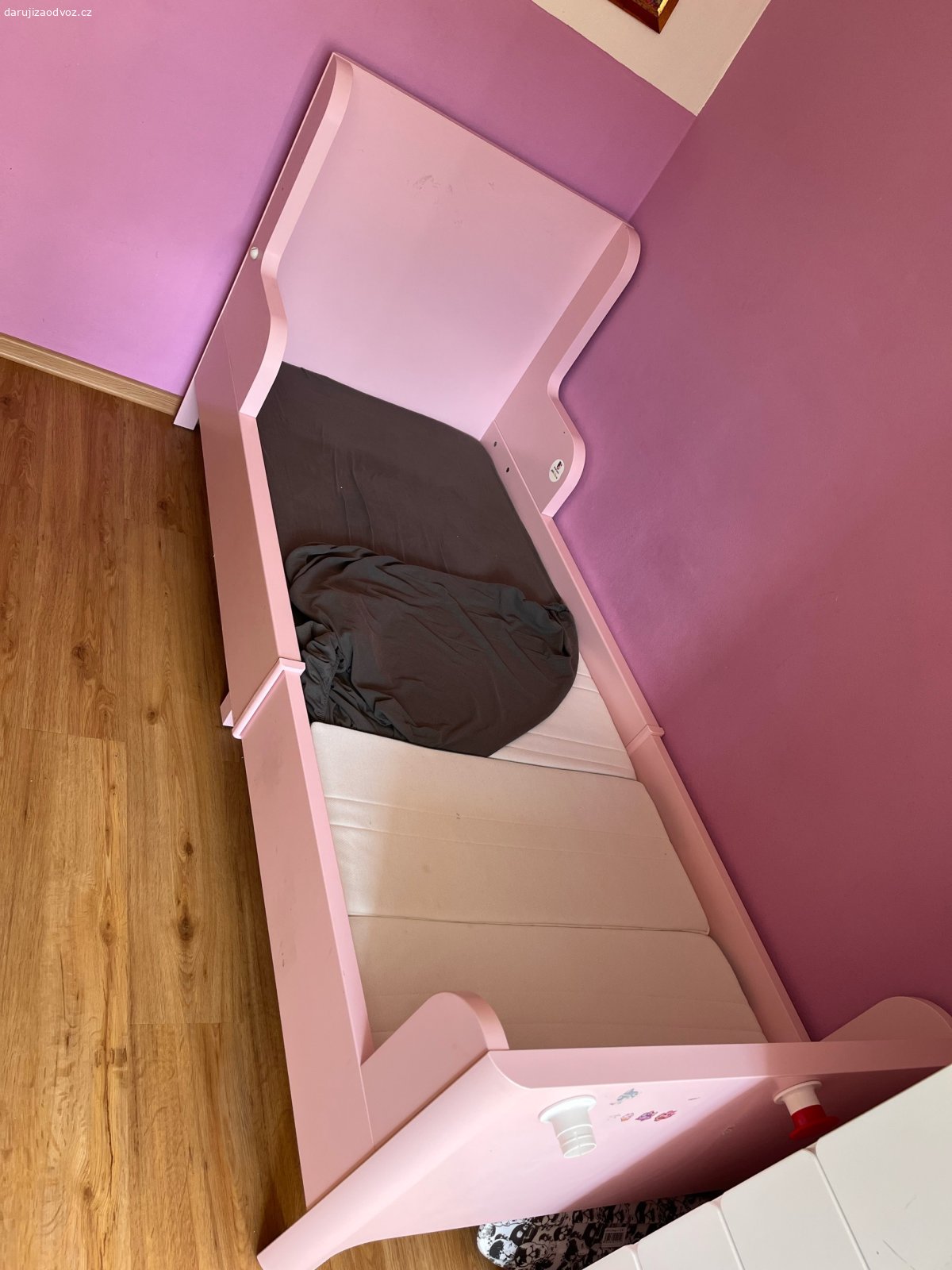 Dětská rostoucí postel. Kupovano v Ikea v r.2019,růžová,rozměr 90x206,matrace 80x200. Výška čela 101cm u hlavy a 61cm u noh. Vč.lamel a matrace. Za odvoz.