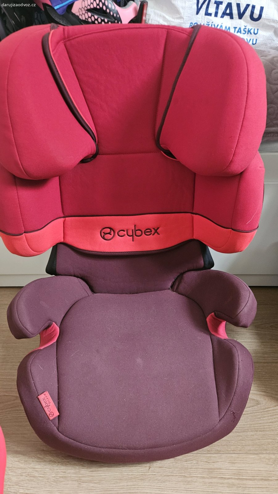 Dětská sedačka 9-36 kg. Daruji 2 sedačky do auta. Obě jsou 9-36 kg, nebourané, bez isofix. Červená je s pultíkem, šedá bez.