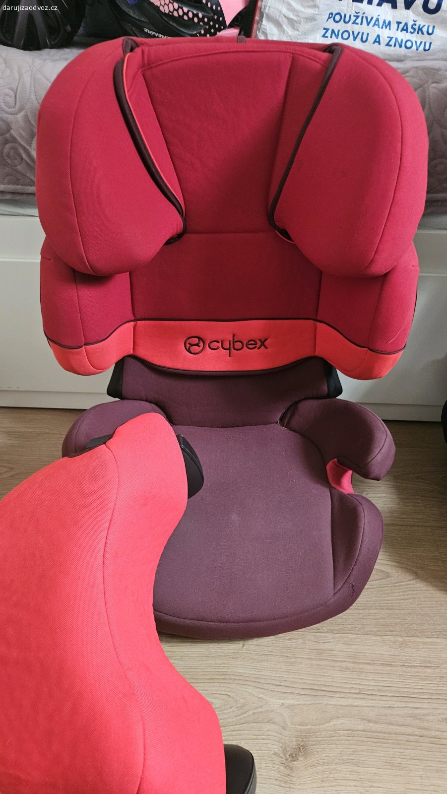 Dětská sedačka 9-36 kg. Daruji 2 sedačky do auta. Obě jsou 9-36 kg, nebourané, bez isofix. Červená je s pultíkem, šedá bez.