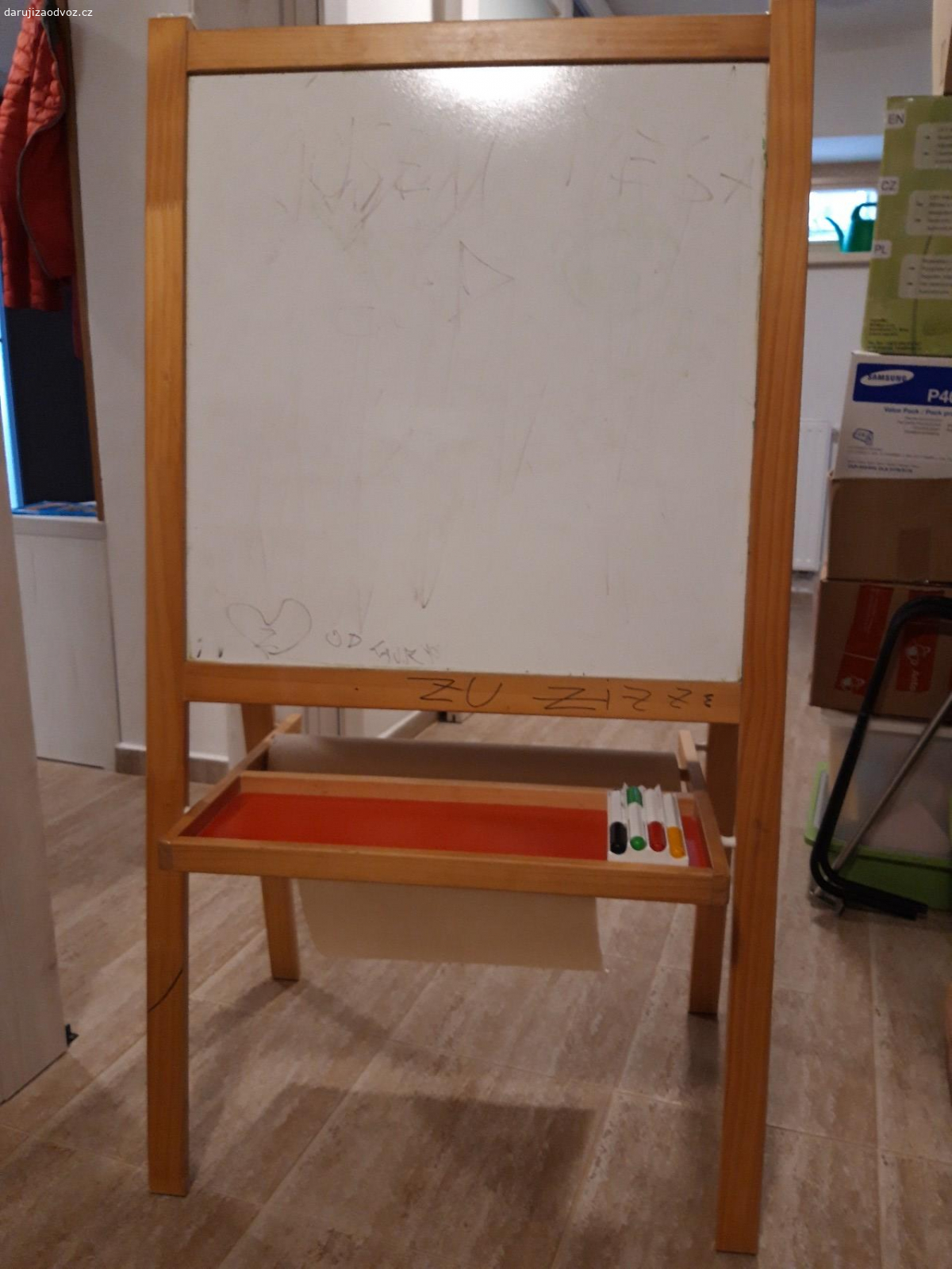 Dětská tabule IKEA. dřevěná hrací tabule, z jedné strany na křídy, z druhé na fixy, také na roli papíru