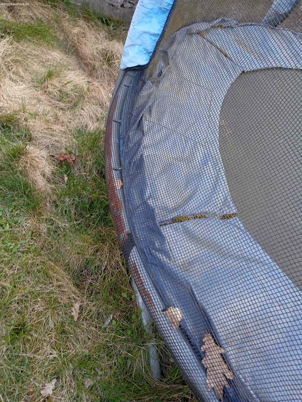 Dětská trampolína. Daruji dětskou trampolínu. Nutný vlastní odvoz a demontáž. Byla na zahradě, když jsme koupili chatu, my ji nevyužijeme. Stojí venku evidentně několik let.