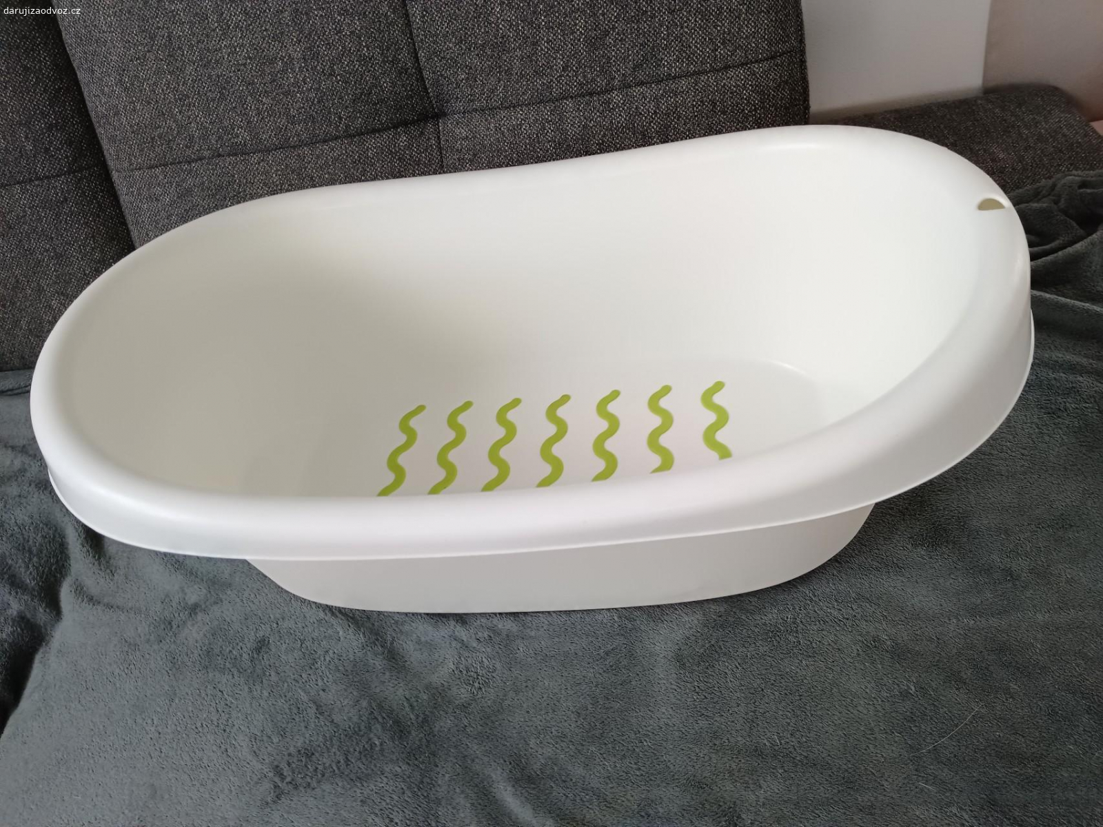 dětská vanička ikea. poškrábane kraje a ze spodu je taková ta koupelnová plíseň.