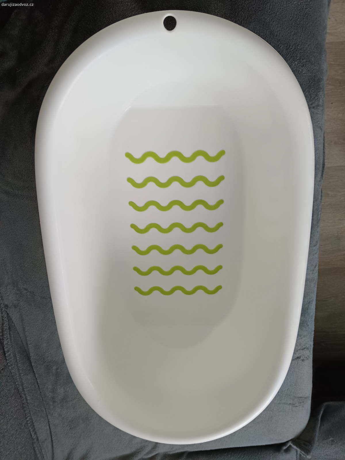 dětská vanička ikea. poškrábane kraje a ze spodu je taková ta koupelnová plíseň.