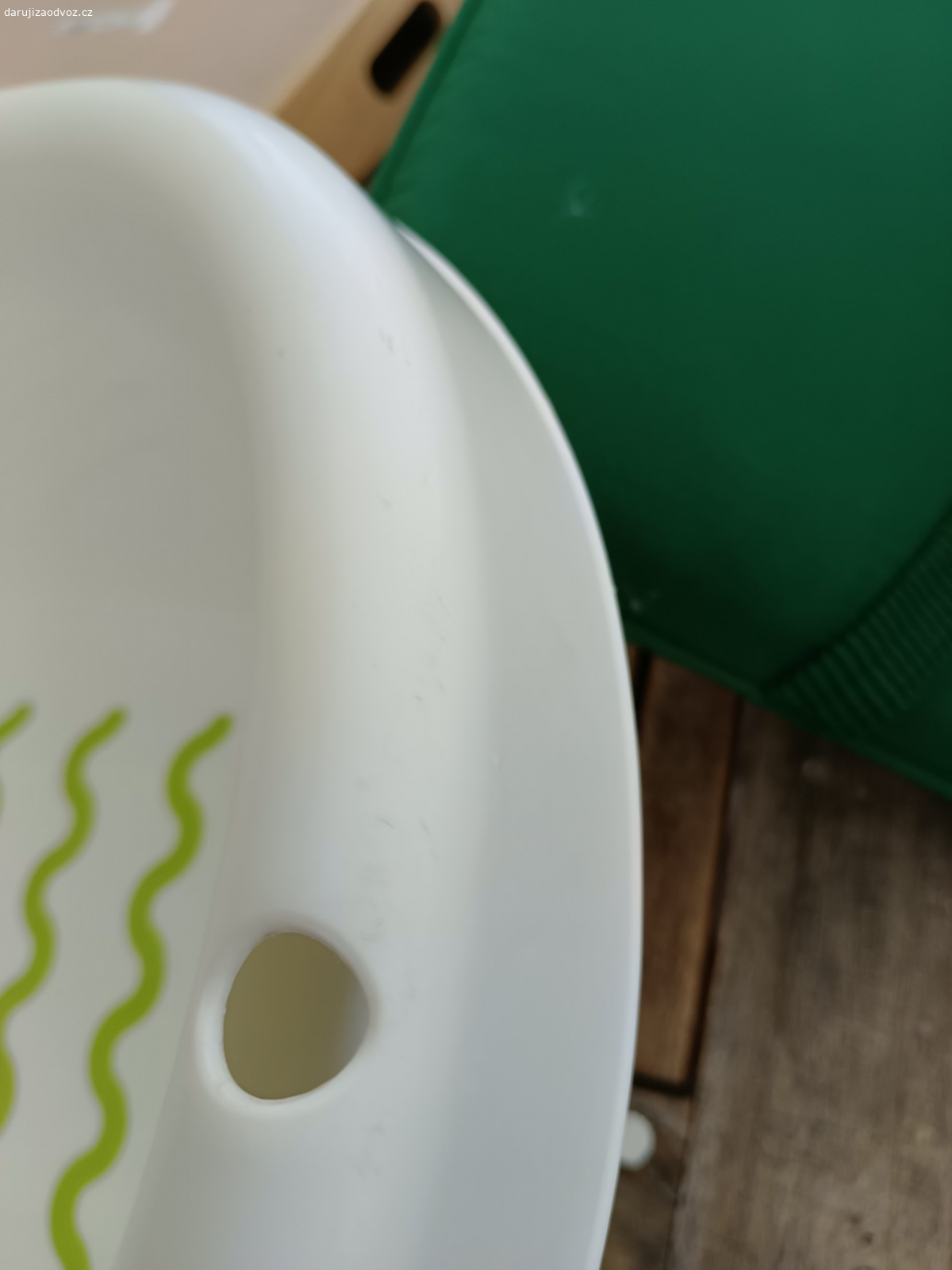 dětská vanička ikea. poškrábane kraje a ze spodu je taková ta koupelnová plíseň.