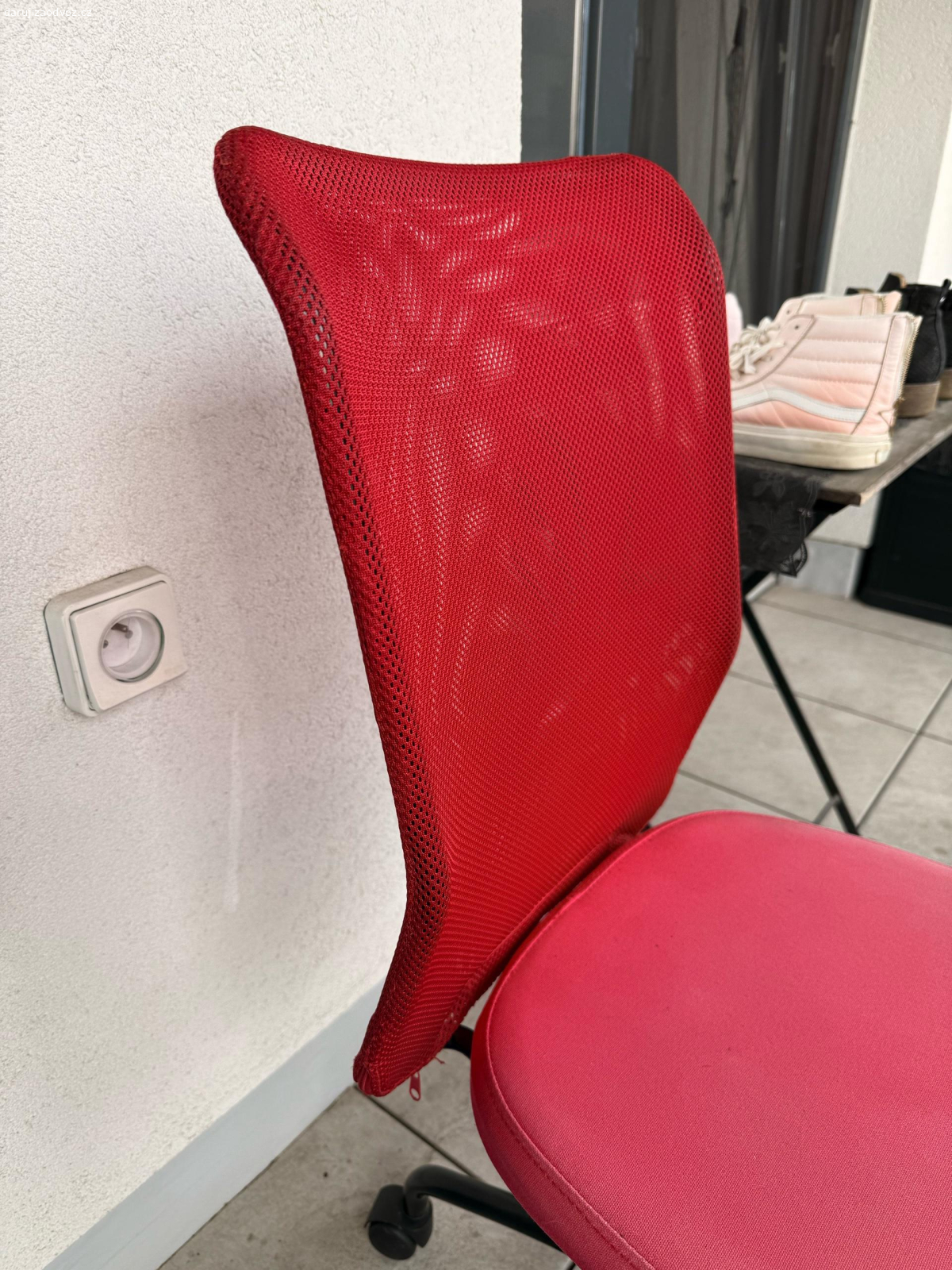 detska zidle k pc. darujeme mensi židli k pc ke stolku nastavitelná, sedeli jsme na ni primarne my ale mame nove tak nejakemu diteti do pokojiku