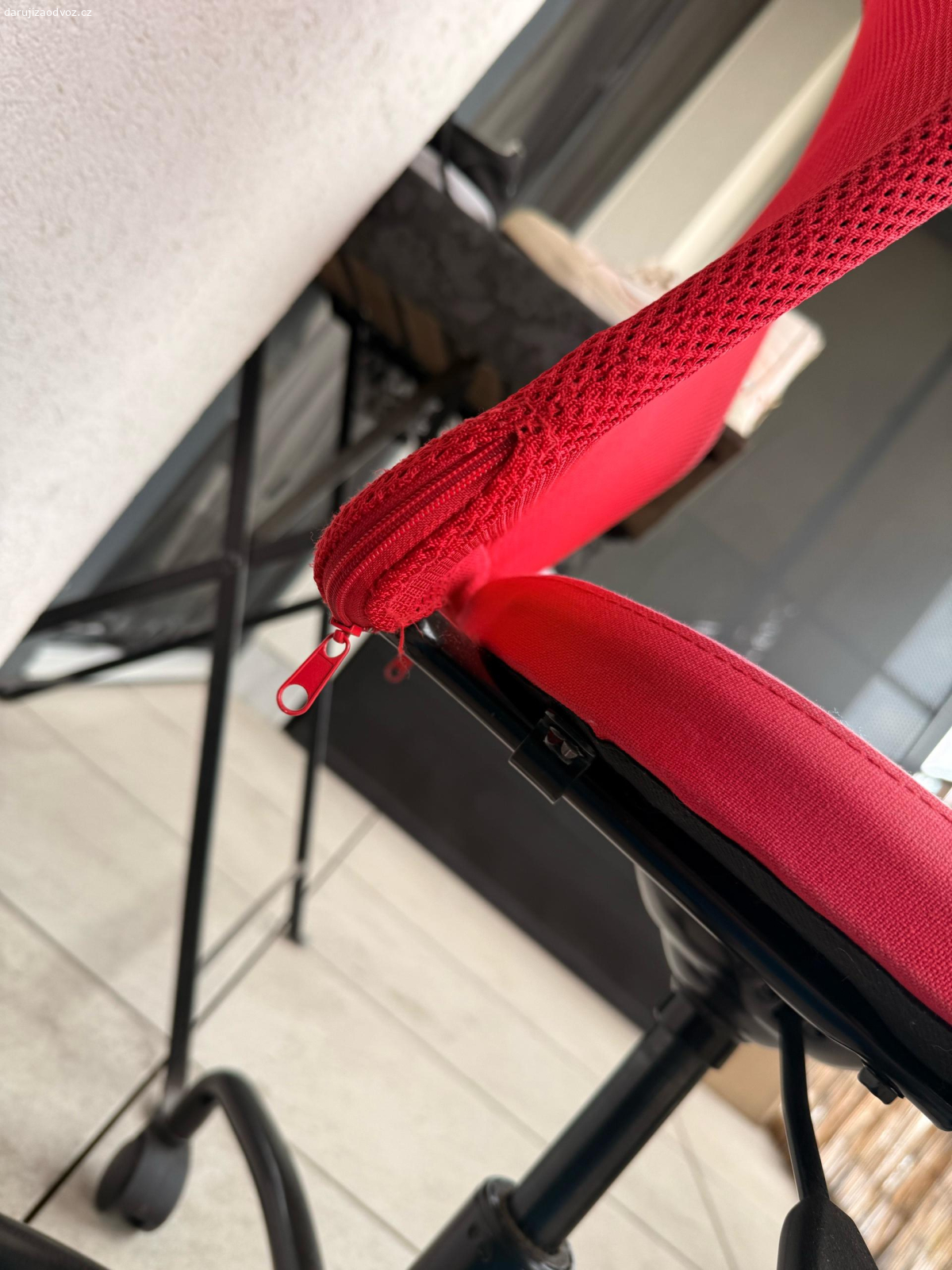 detska zidle k pc. darujeme mensi židli k pc ke stolku nastavitelná, sedeli jsme na ni primarne my ale mame nove tak nejakemu diteti do pokojiku