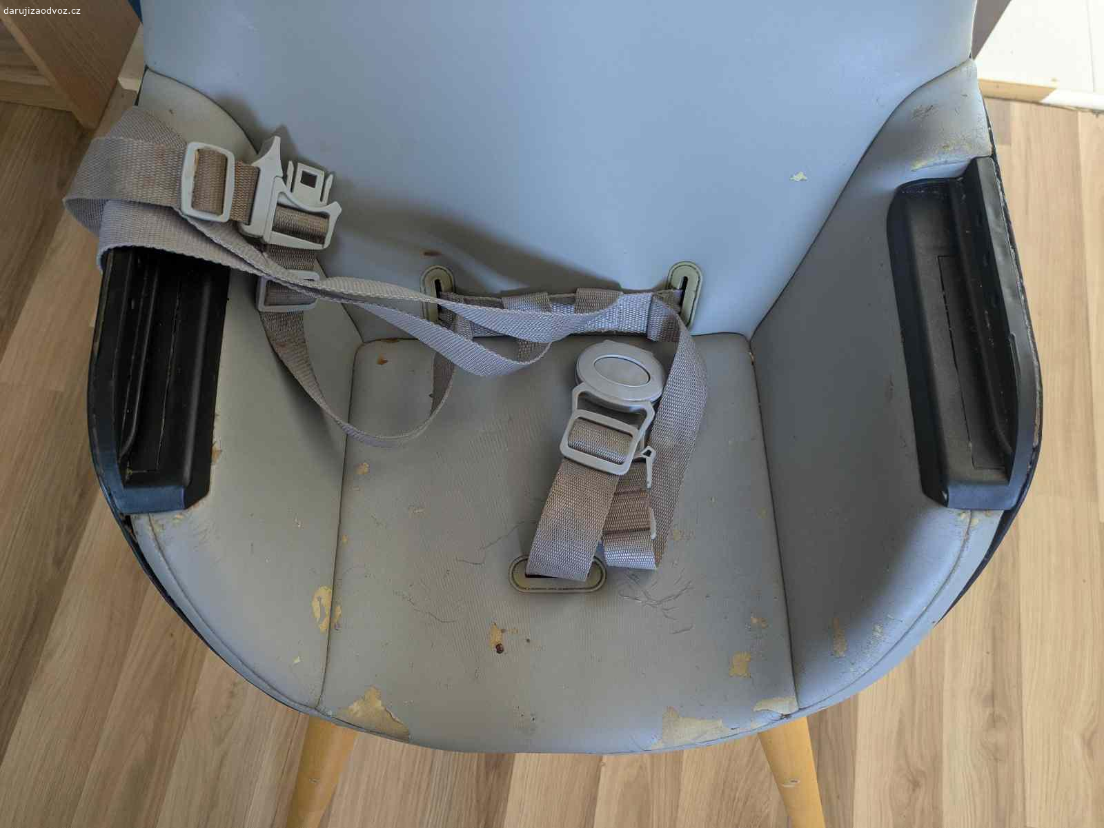 Detská židle. Darujeme za odvoz detskú židličku, používanú, ale funkčnú. Umývateľný poťah je na niektorých miestach poškodený, ale inak je bez vad a určite na tych par mesiacov čo ju dieťa používa posluži. Je k nej stolček ktory je skoro ako novy, ten sme nepouzivali. Chybi drevo na odkladani noziciek to tam nedrzalo od zaciatku, ale neni to tam ani potreba. 

Uprednostním toho kto si pre nu pride pre mňa vyhovujúci čas.