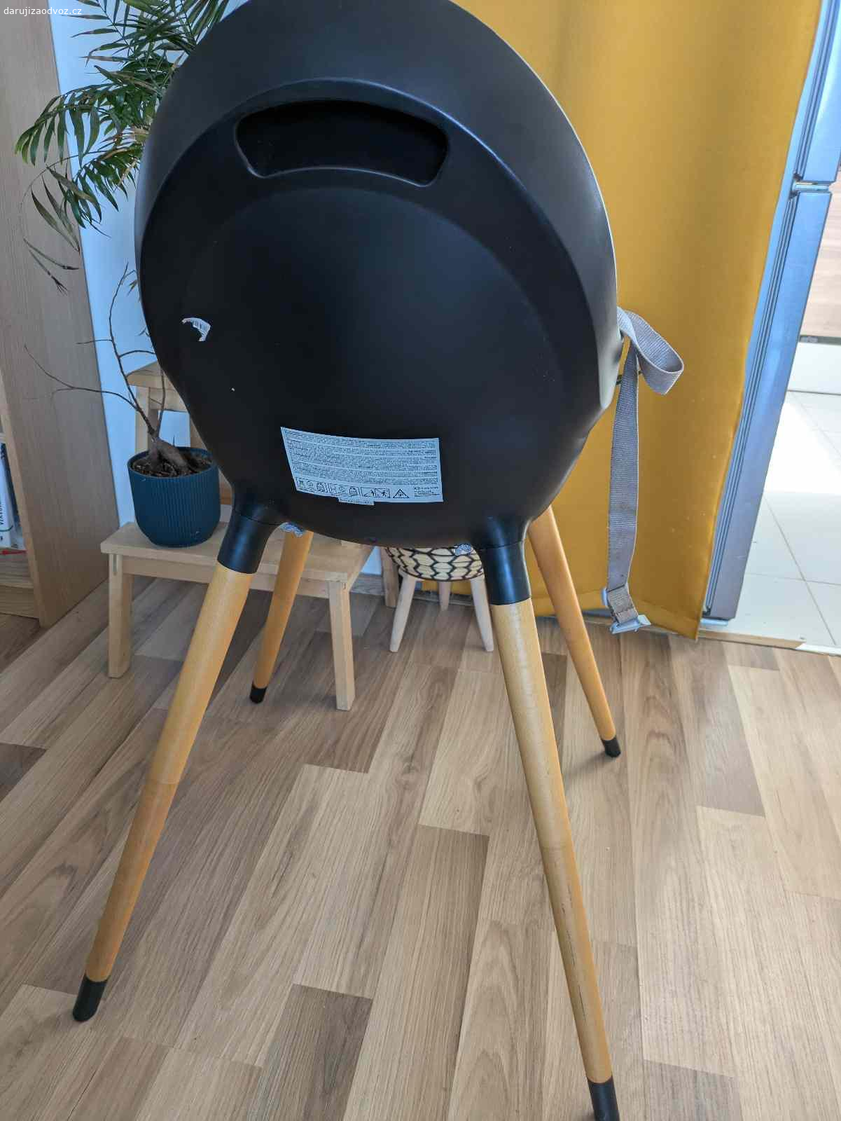 Detská židle. Darujeme za odvoz detskú židličku, používanú, ale funkčnú. Umývateľný poťah je na niektorých miestach poškodený, ale inak je bez vad a určite na tych par mesiacov čo ju dieťa používa posluži. Je k nej stolček ktory je skoro ako novy, ten sme nepouzivali. Chybi drevo na odkladani noziciek to tam nedrzalo od zaciatku, ale neni to tam ani potreba. 

Uprednostním toho kto si pre nu pride pre mňa vyhovujúci čas.