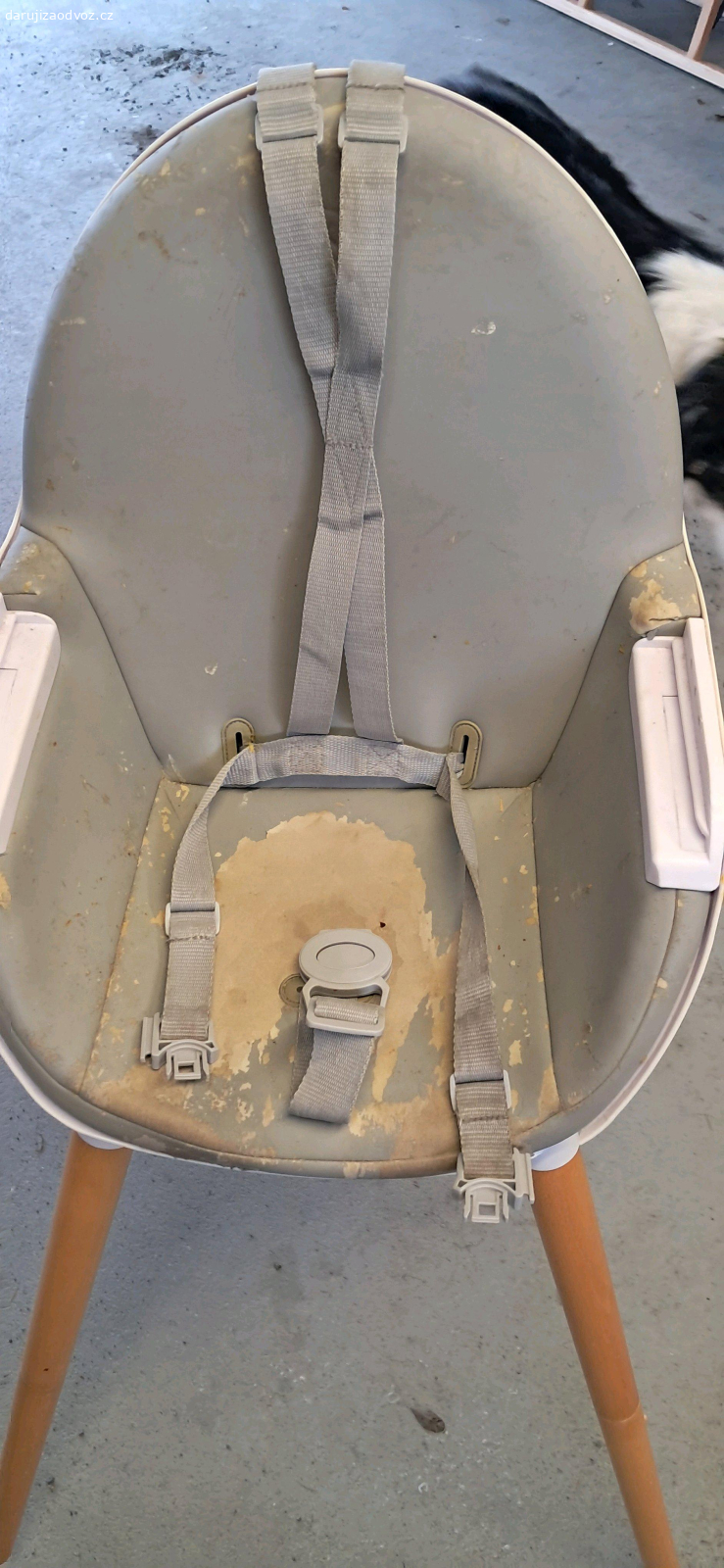 detska zidlicka KinderKraft. daruji detskou zidlicku Kinderkraft.
osoupany sedak jinak bez vad, vse funkcni.
odnimatelne nohy, ktere se mohou snizit
5ti bodovy pas
vlastni pultik pro dite

treba jeste nekomu poslouzi, my ji milovali ;-)