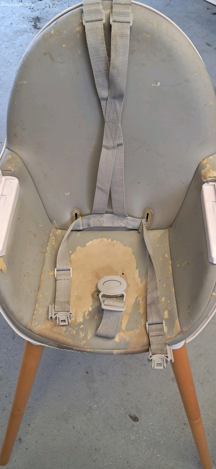 detska zidlicka KinderKraft. daruji detskou zidlicku Kinderkraft.
osoupany sedak jinak bez vad, vse funkcni.
odnimatelne nohy, ktere se mohou snizit
5ti bodovy pas
vlastni pultik pro dite

treba jeste nekomu poslouzi, my ji milovali ;-)