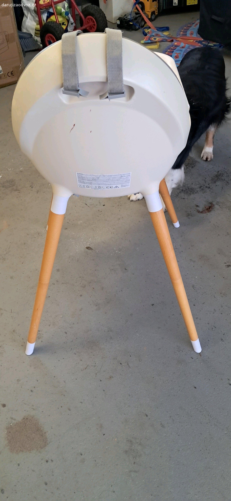 detska zidlicka KinderKraft. daruji detskou zidlicku Kinderkraft.
osoupany sedak jinak bez vad, vse funkcni.
odnimatelne nohy, ktere se mohou snizit
5ti bodovy pas
vlastni pultik pro dite

treba jeste nekomu poslouzi, my ji milovali ;-)
