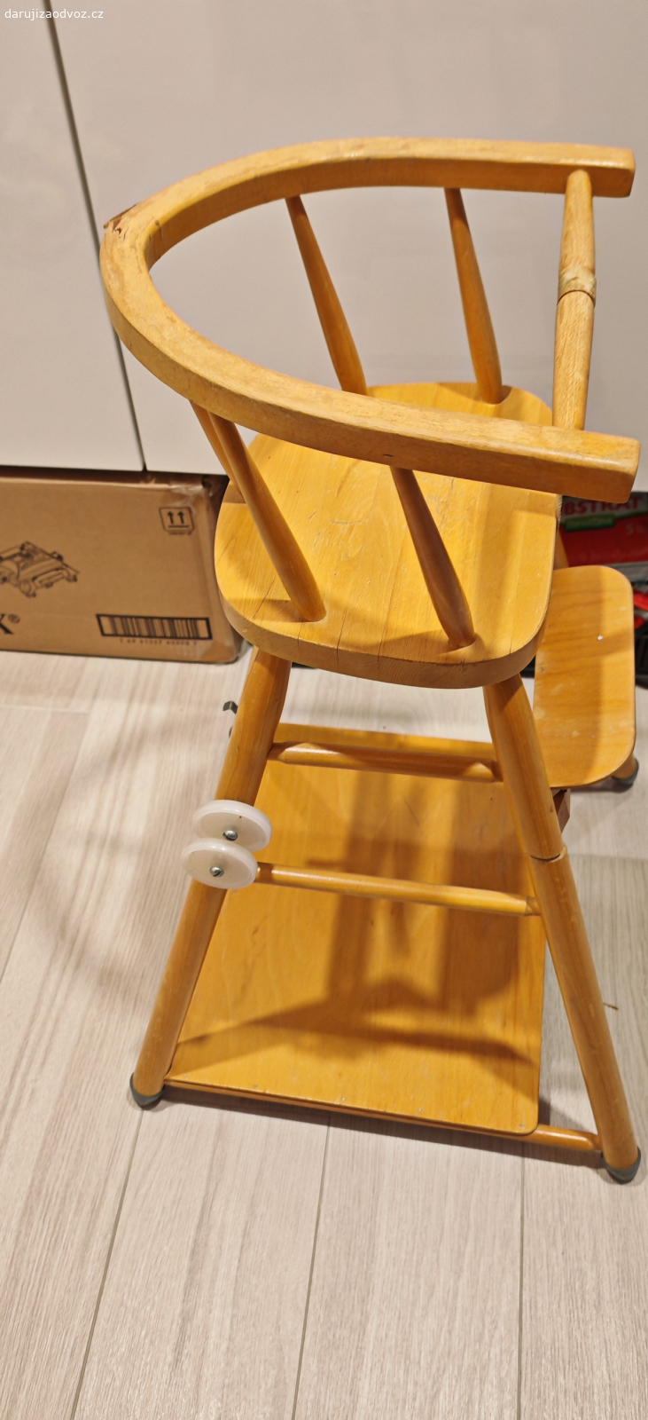 Dětská židlička. Funkční zachovalá dětská židlička ke stolu. Praskla opěrka, nutné zabrousit nebo přelepit