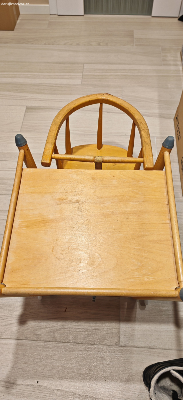 Dětská židlička. Funkční zachovalá dětská židlička ke stolu. Praskla opěrka, nutné zabrousit nebo přelepit