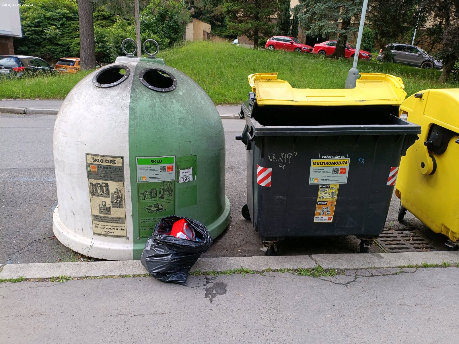 dětské hracky v pytli. Někdo odlozil pytel s dětskými hračkami u kontejnerů