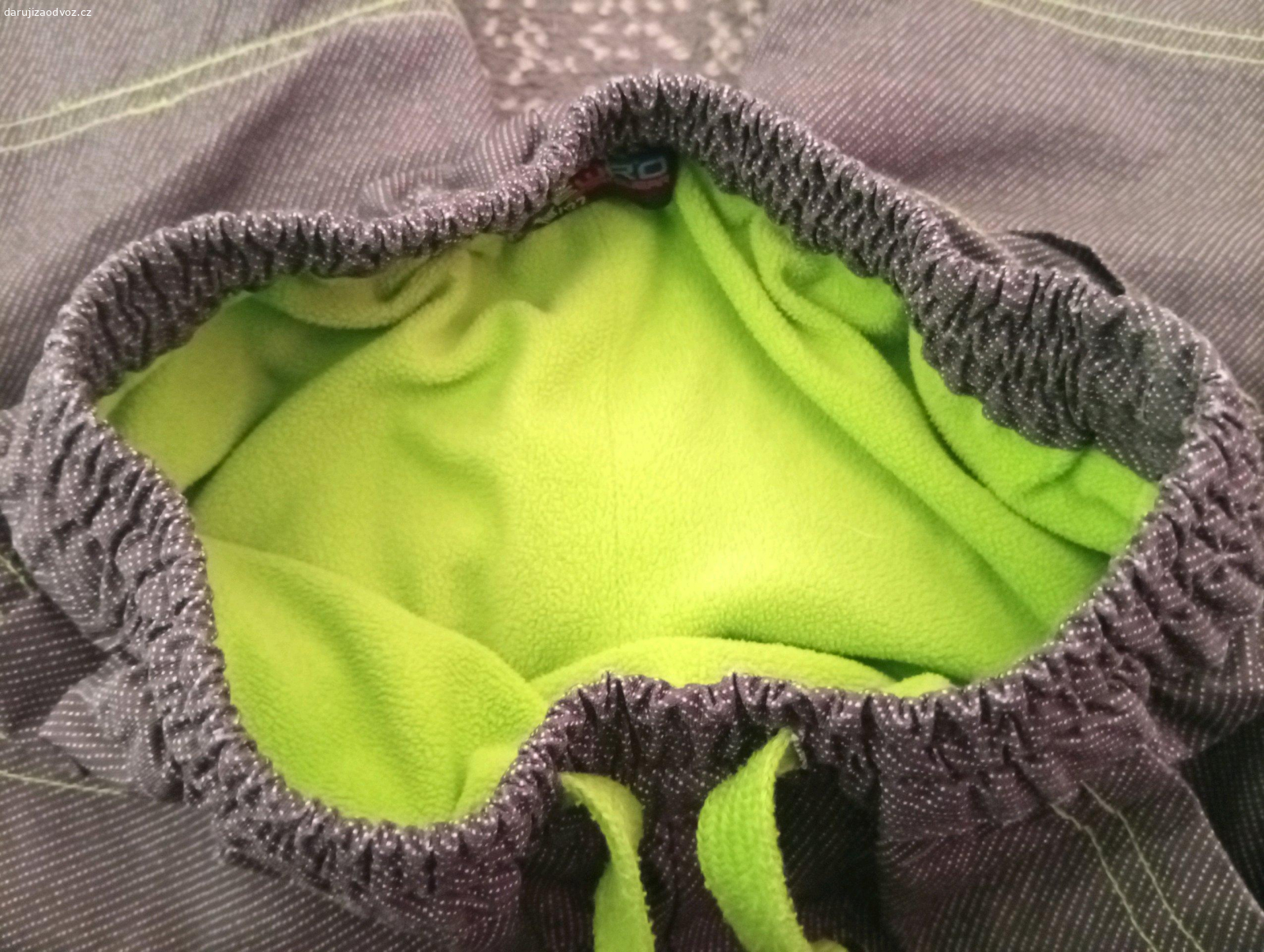 Dětské kalhoty 116/122. Dětské kalhoty značky Lewro,pravděpodobně zateplený model pro zimní aktivity. 

Délka 67 cm Pásem 26 cm