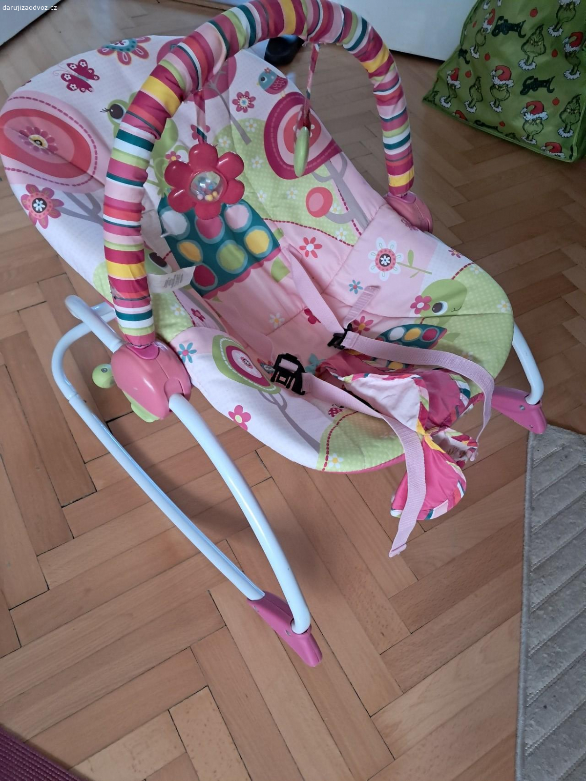 dětské lehátko. daruji dětské lehátko po dceři. Ještě poslouží ,my už nevyužijeme. Pro nenáročné maminky a předání pouze osobně na Praze 8 (nejde složit)