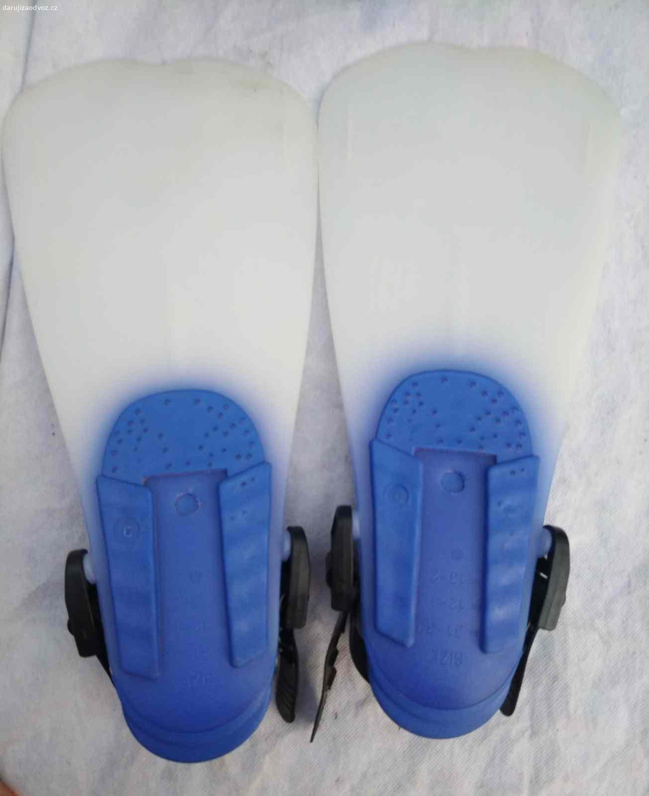 Dětské nastavitelné ploutve v obalu vel 31-33. Daruji (čokoláda Milka poteší, není podmínkou) dětské plavecké ploutve v modro-bílém provedení. Jsou ideální pro začínající plavce, na tréninky v bazénu i na letní šnorchlování u moře.
Hlavní výhody:
Nastavitelná velikost: Díky stahovacímu pásku na patě ploutve 