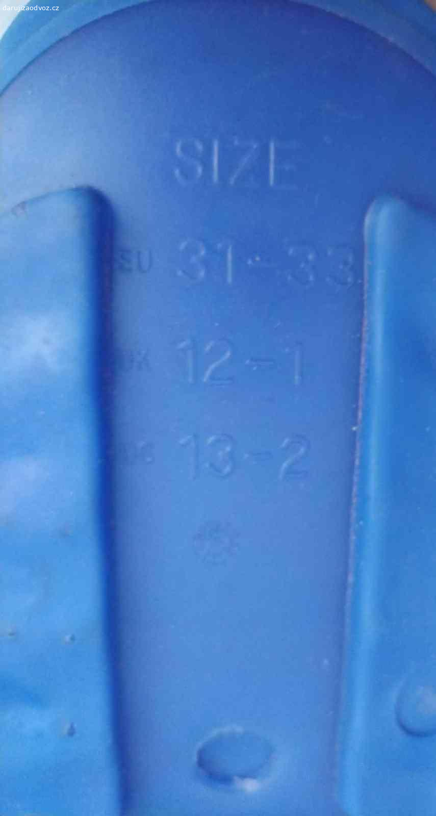 Dětské nastavitelné ploutve v obalu vel 31-33. Daruji (čokoláda Milka poteší, není podmínkou) dětské plavecké ploutve v modro-bílém provedení. Jsou ideální pro začínající plavce, na tréninky v bazénu i na letní šnorchlování u moře.
Hlavní výhody:
Nastavitelná velikost: Díky stahovacímu pásku na patě ploutve 