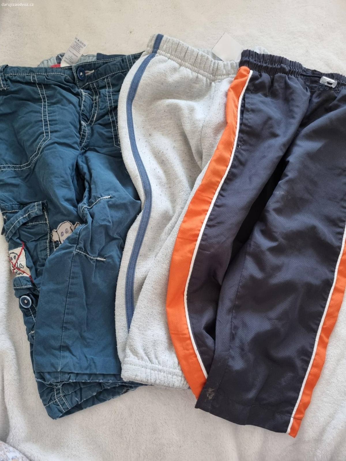 Detske oblečení velikost 92. Nabízím detske oblečení velikost 92.
Oblečení je na donoseni (dirky, flíčky).
Možnost zaslání za kód balikovna/zasilkovna.