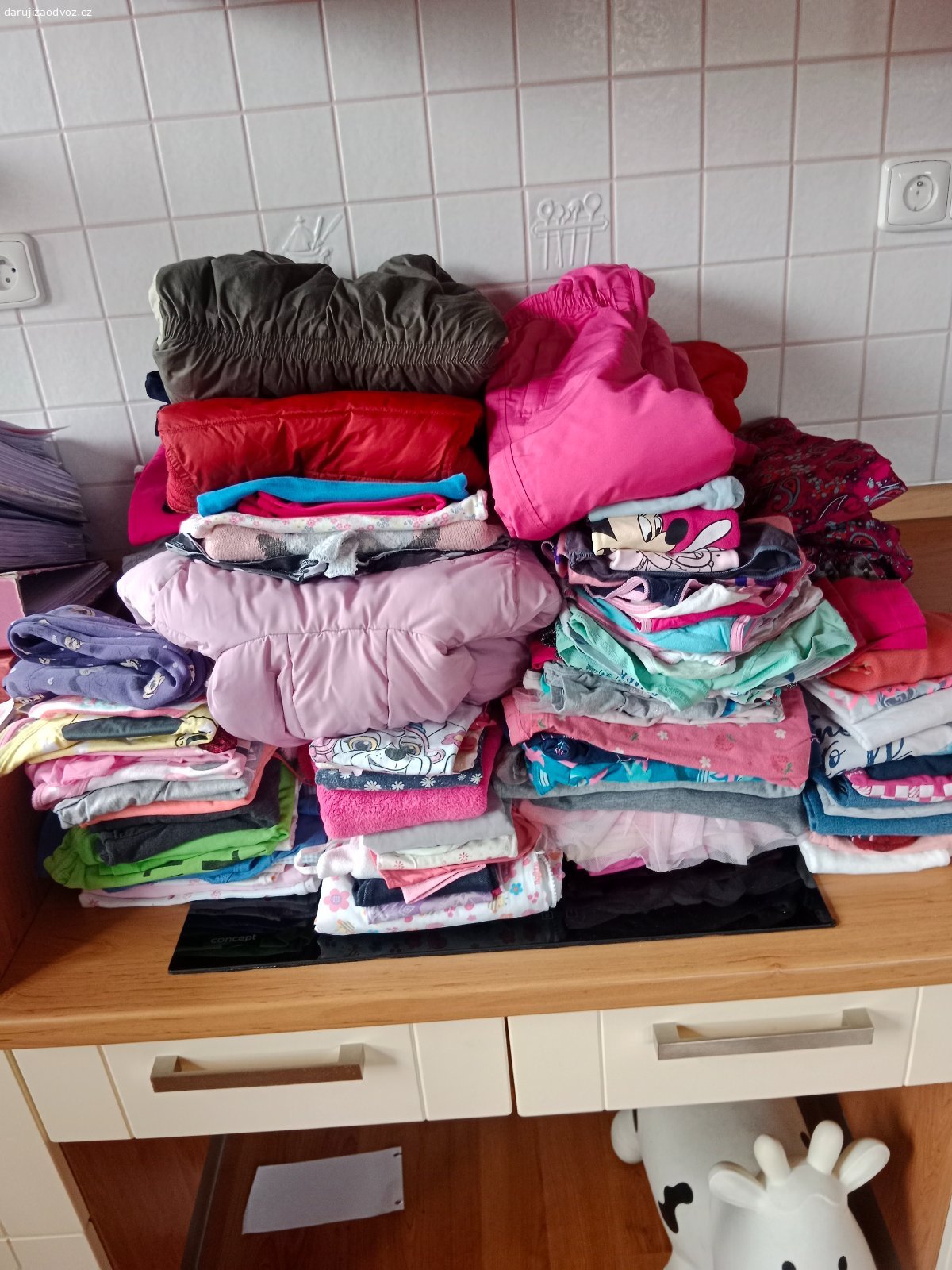 Dětské oblečení. Daruji hromadu dětského oblečení. Spíše holčičí, nula až cca 5 let. Mix všeho - body, čepice, šaty, trika, zimní bundy, sukně....po dceři, takže něco nošené, něco nepoužité. Určitě mezi tím vším najdete něco co vyhodite, nebyla energie to dopodrobna zkoumat.