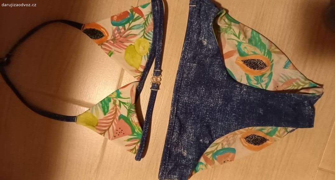 dětské plavky,UV tricko,zastera. Zástěrka pro nejmenší (cca 12 až 18měs)
Uv tricko 6let,na zádech proridla tkanina, není již 100% ochrana 
Plavky oboustranne cca 6 let, z kvetinove strany pouzivane, ale z dzinove jako nové
lze I zaslat za kod zasilkovna/balikovna
